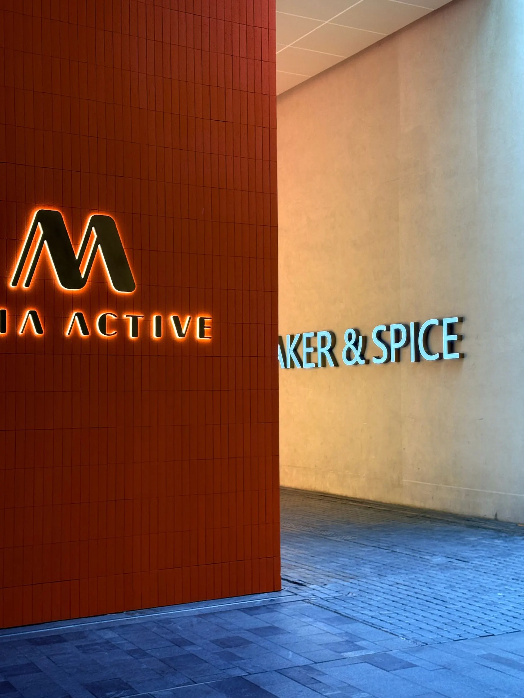 Letras iluminadas aplicadas em ambiente comercial