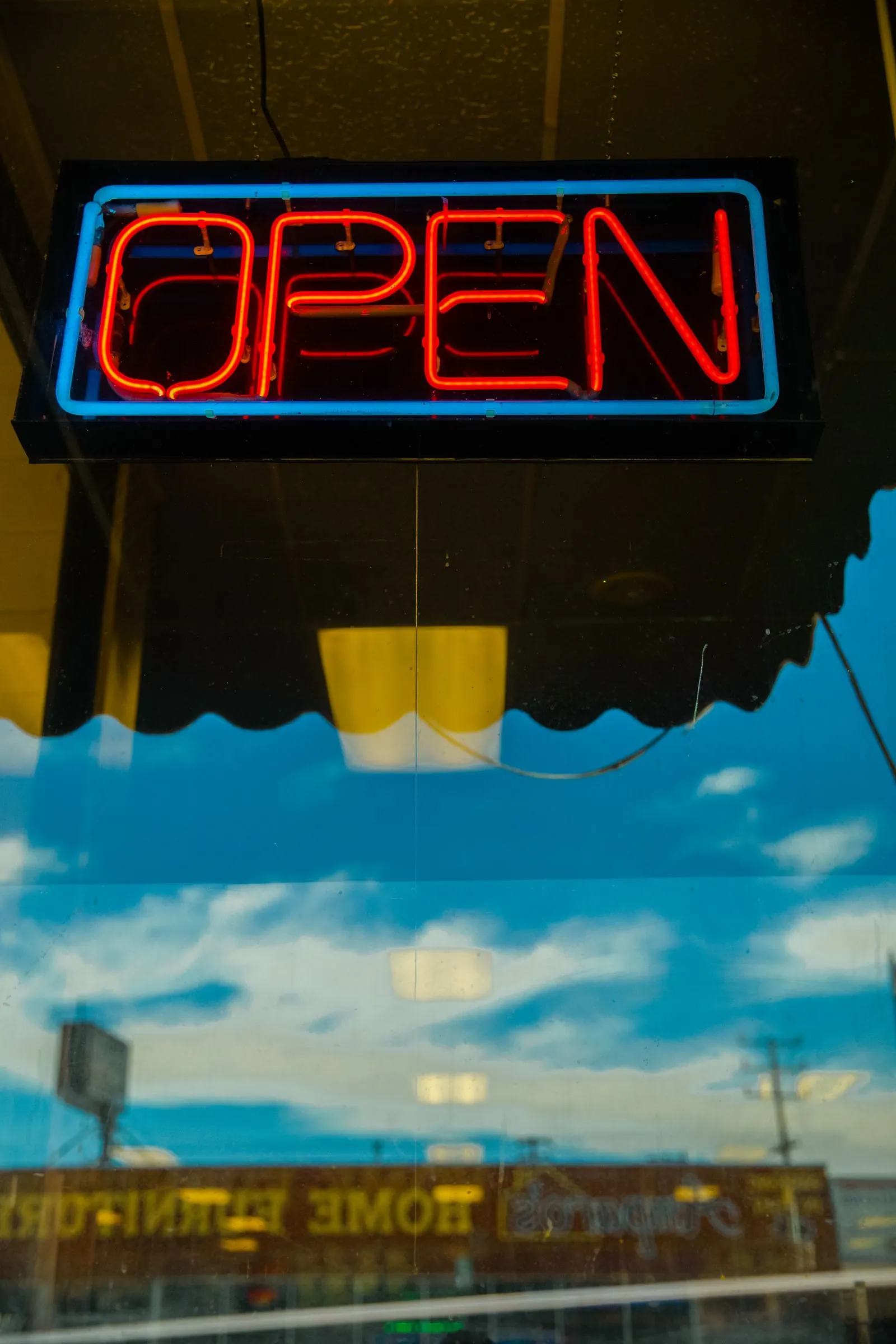 Letreiro luminoso aplicado em vitrine comercial